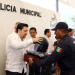 Fernando Castellanos entrega equipamiento y uniformes a policías municipales