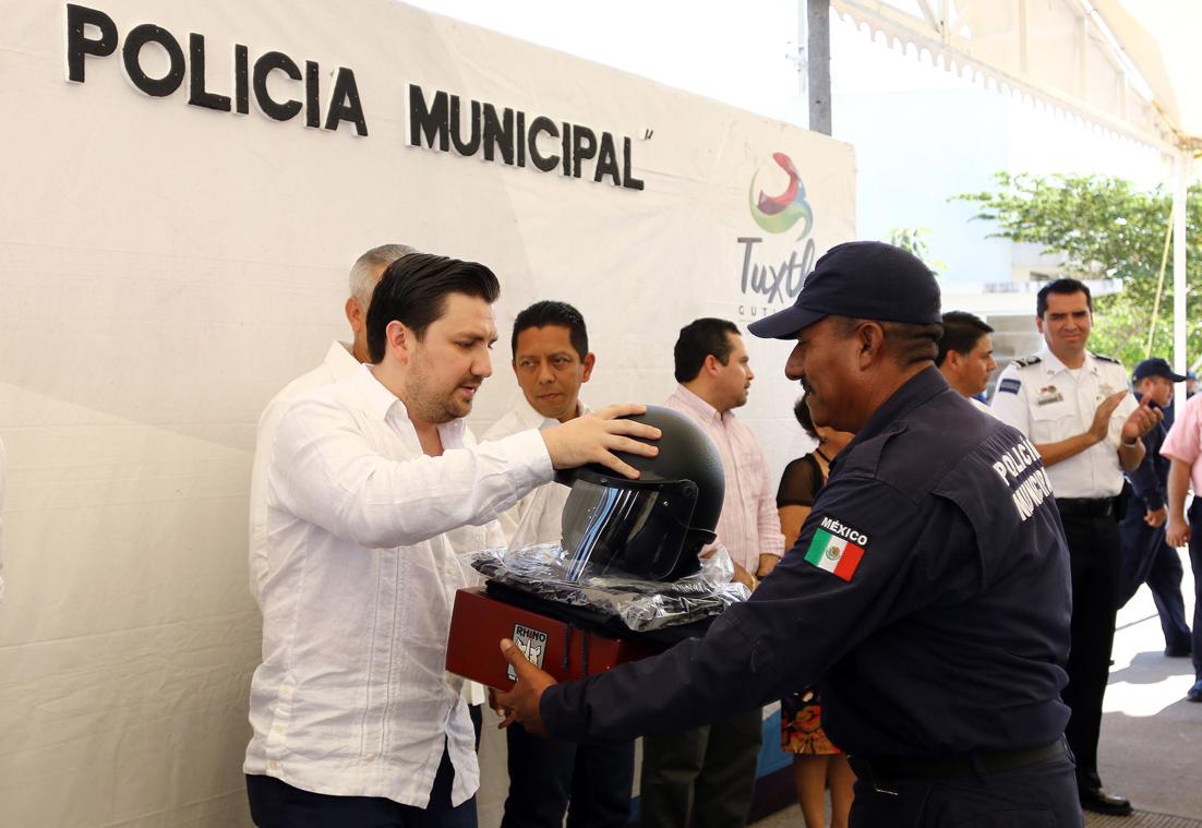 Fernando Castellanos entrega equipamiento y uniformes a policías municipales