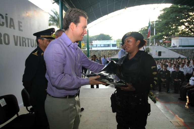 Entrega MVC certificados de Licenciatura en Seguridad a policías