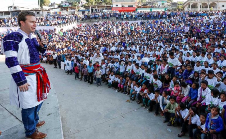 Llama Velasco a manifestarse pacíficamente