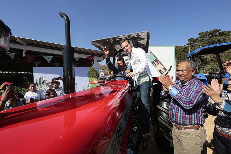 Entrega Velasco ganado de alta calidad genética, tractores y vialidades