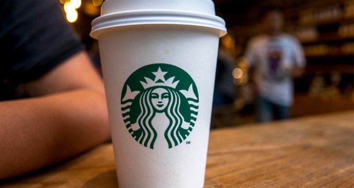 Starbucks desafía a Trump; contratará a refugiados