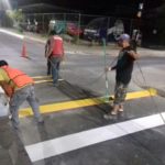 Ejecuta Ayuntamiento de Tuxtla mantenimiento y pintado de guarniciones en el Centro