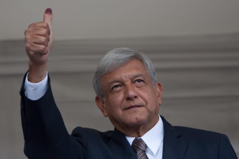 Oportunistas como Zoé Robledo buscan colgarse de la creciente popularidad de López Obrador