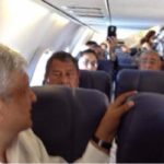 Pasajeros descubren a AMLO en avión y quieren foto