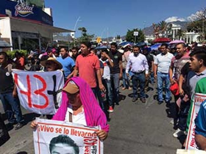 ‘Caravana Tejiendo 43 Esperanzas’ marcha en Oaxaca