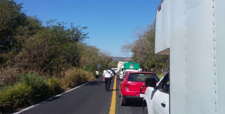 Reportan al menos seis bloqueos carreteros en Oaxaca