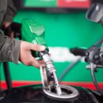 Precio de las gasolinas baja este sábado dos centavos por litro, informa SHCP