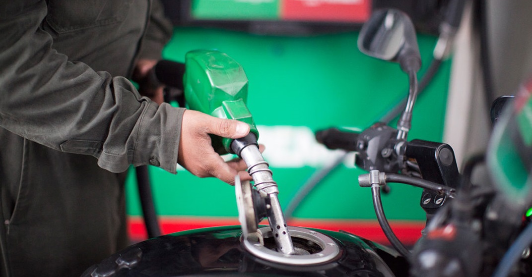 Precio de las gasolinas baja este sábado dos centavos por litro, informa SHCP
