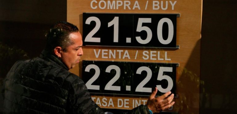 El dólar repunta, se vende hasta en 21.12 en bancos