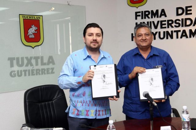 Firma Ayuntamiento de Tuxtla convenio de colaboración con UVM