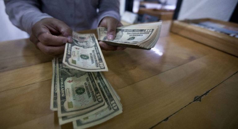 Se registra nuevo mínimo: dólar regresa a los 20 pesos en bancos