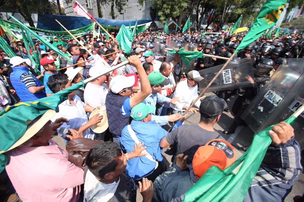 Chocan campesinos y granaderos en Reforma
