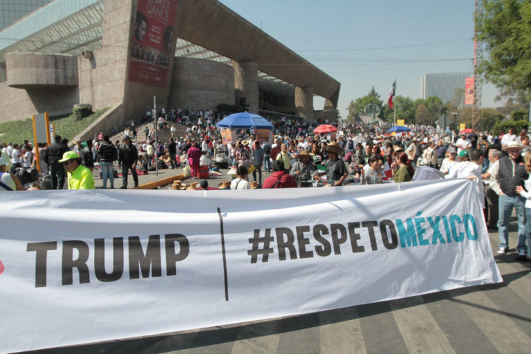 Miles salen a las calles en protesta por agravios de Trump