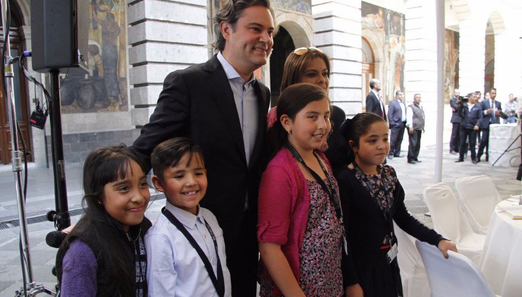 Dice Nuño Mayer a niños legisladores, que entre todos se logrará tener un México mejor