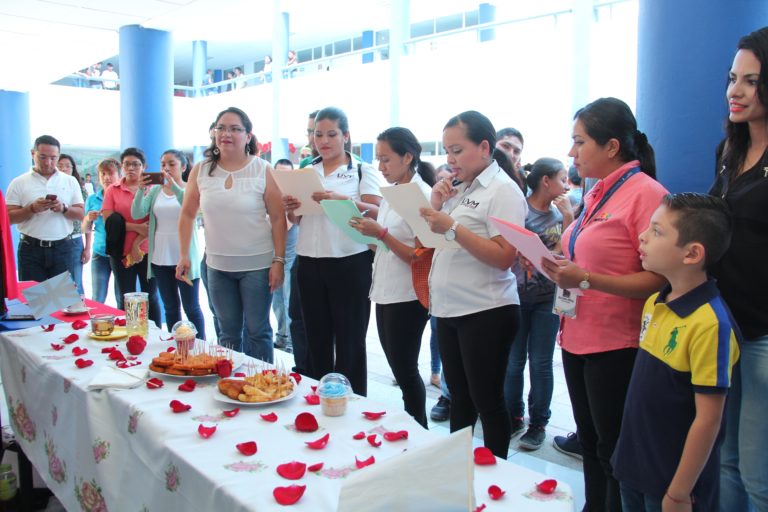 Inglés idioma clave para acceder a becas,  realizan Holiday Stroll en la Politécnica de Chiapas