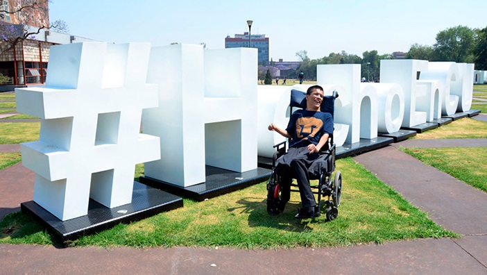 Con parálisis cerebral, Matías Alanís Álvarez se gradúa en la UNAM con mención honorífica