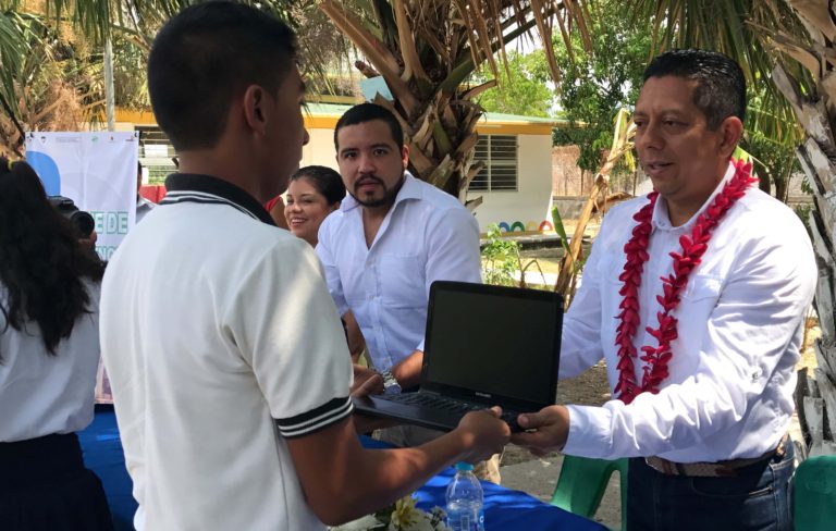 Titular de SSyPC entrega computadoras a estudiantes de Emiliano Zapata