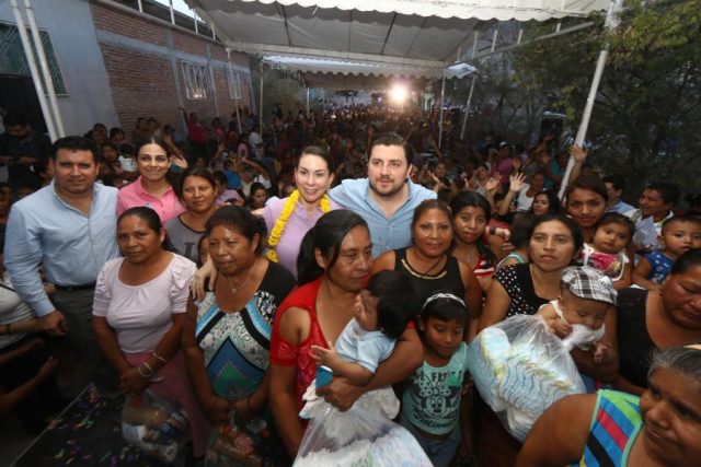 Entregan Fernando Castellanos y Martha Muñoz apoyos del programa Un Futuro Diferente