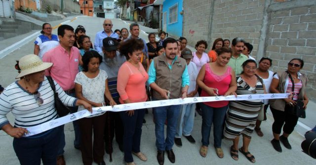 Inaugura Fernando Castellanos más calles en Albania Alta