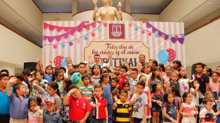 Celebra Rutilio Escandón a las niñas y niños en el tribunal