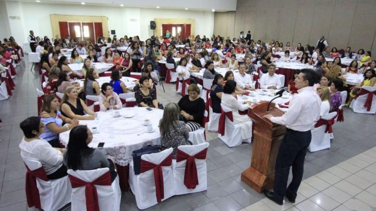 Convive Rutilio Escandón con las madres de familia del TSJE