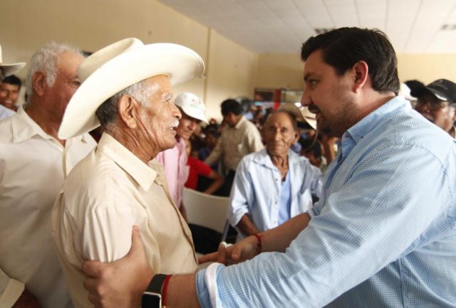 Entrega Fernando Castellanos apoyos a ejidatarios de la capital chiapaneca