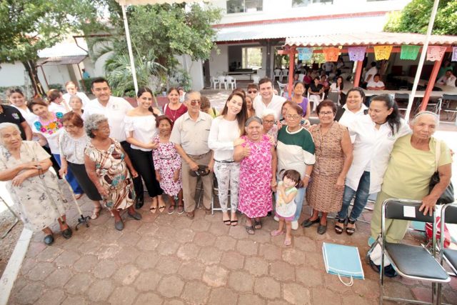 Entrega Martha Muñoz unidad odontológica a Casa del Abuelo