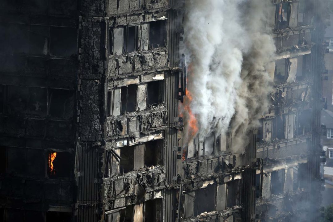 Van 17 muertos por incendio en torre residencial de Londres