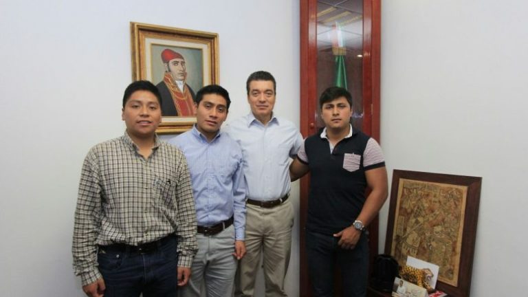 Recibe Rutilio Escandón a estudiantes de Derecho