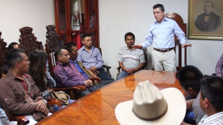 Se reúne Rutilio con campesinos de Bochil