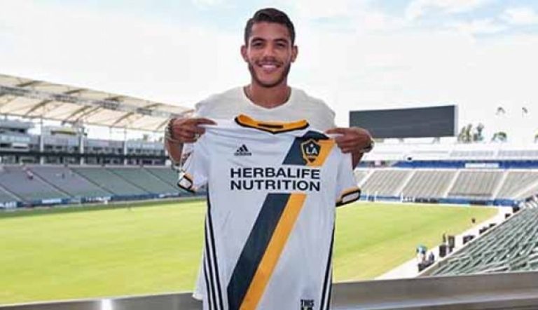 Galaxy hace oficial llegada de mexicano Jonathan Dos Santos