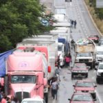 Sección 22 bloquean accesos a Oaxaca