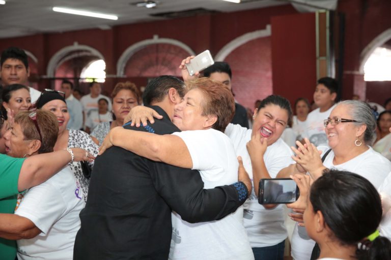 Se reúne Eduardo Ramírez con mujeres