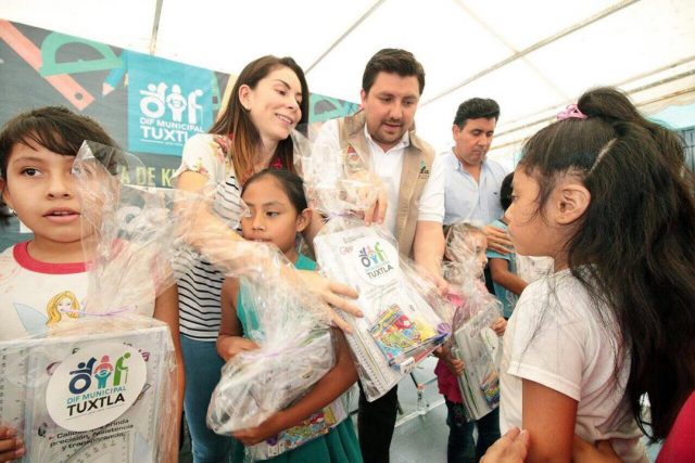 La presidenta del DIF Tuxtla, entregó kits escolares en Jardines del Pedregal