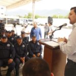 Entrega Fernando Castellanos apoyos económicos a policías