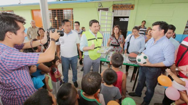 Mejora Fernando Castellanos condiciones de las escuelas de Tuxtla