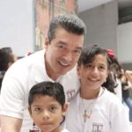 Convive Rutilio con niñas y niños del curso de verano