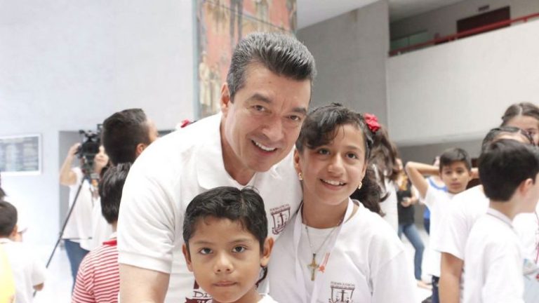 Convive Rutilio con niñas y niños del curso de verano