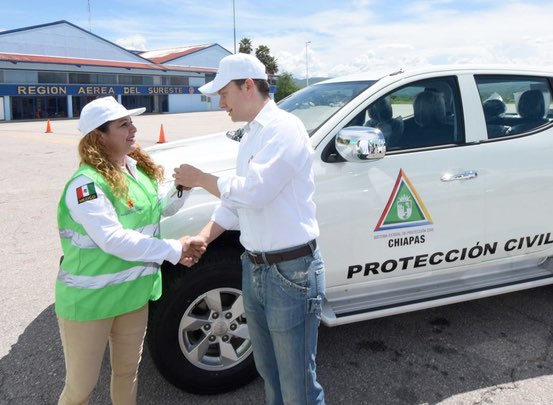 Entrega Velasco vehículos equipados a Protección Civil