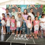 Fernando Castellanos y Martha Muñoz iniciaron entrega de kits escolares en colonias de Tuxtla Gutiérrez