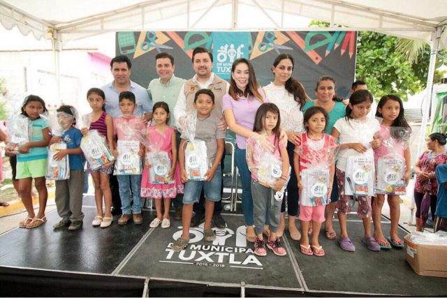 Fernando Castellanos y Martha Muñoz iniciaron entrega de kits escolares en colonias de Tuxtla Gutiérrez