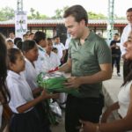 Manuel Velasco entrega paquetes escolares a estudiantes de la frontera sur