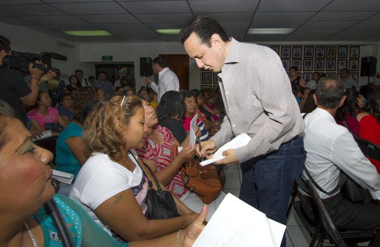 Gobierno causa de huida de desplazados en México: Emilio Salazar