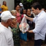 Entrega Fernando Castellanos más paquetes alimentarios a damnificados