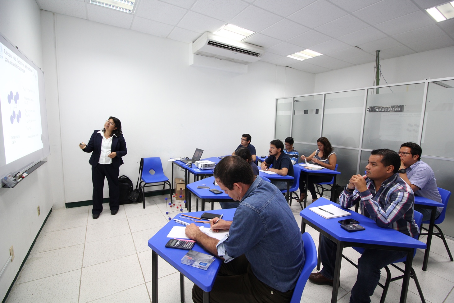 Imparten Taller de Difracción de Rayos X en la Politécnica de Chiapas