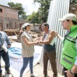 Fernando Castellanos y Martha Muñoz entregan material de construcción a familias afectadas por sismo