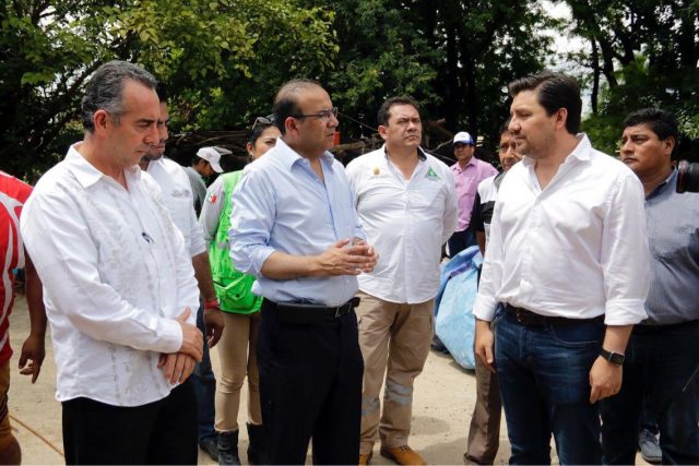 Fernando Castellanos y Alfonso Navarrete supervisan trabajos y entregan ayuda humanitaria