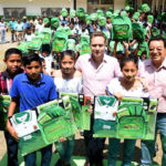 Manuel Velasco entrega útiles a niñas y niños de la región Norte