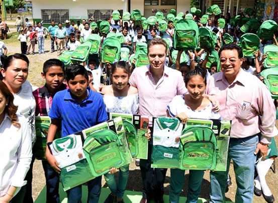 Manuel Velasco entrega útiles a niñas y niños de la región Norte